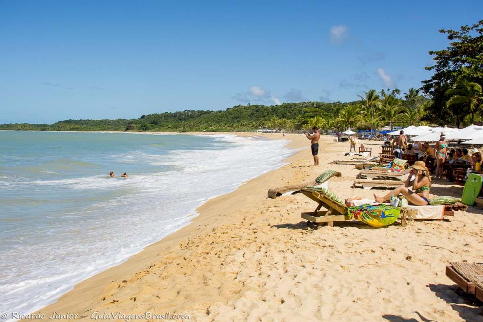 Imagem de turistas nas areias da Praia do Rio Verde.